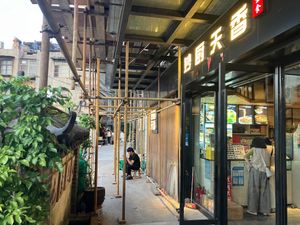 One entrance overlooking car park. at Miao Chu Tian Xiang Vegetarian - 妙厨天香素食 in Kunming