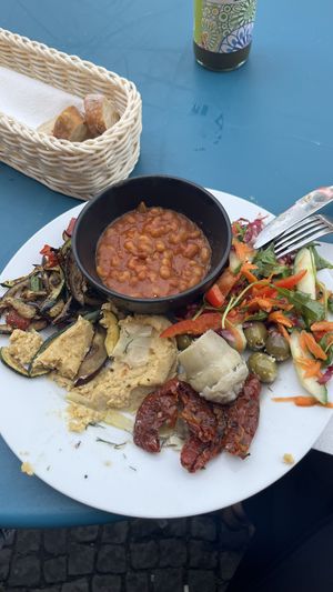 veganes frühstück- die baked beans waren echt stark, super gewürzt und mega lecker. das vegane rührei war leider aus, daher wurde mit antipasti aufgefüllt.  at Kellermann Babelsberg in Potsdam