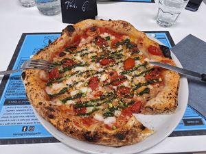 Pizza vegana con pomodorini, cipolle caramellate, granelli di pistacchio at Kòru Agri Risto Pizzeria in Sadali