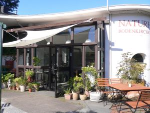 Das ist der Eingang zum Bioladen und dem netten Sitzbereich mit Garten at Vita Verde Naturkost in Cologne