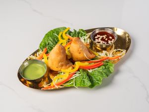 Driehoekig, goudgebakken hartig gebakje met
kikkererwtenvullingen at Chopras Indian Restaurant in The Hague