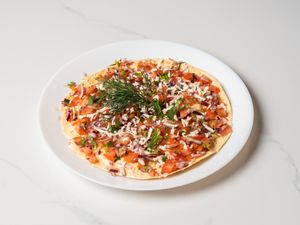 Knapperige linzencracker met kruiden, ui en tomaat at Chopras Indian Restaurant in The Hague