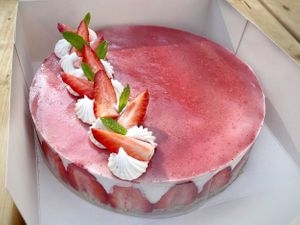 fraisier at Lola Pâtisserie in Reze