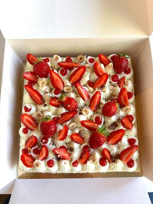 strawberry and lemon dessert at Lola Pâtisserie in Reze