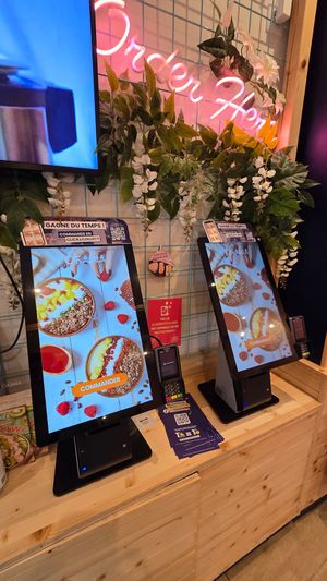 Screens to order at Pokawa - Rue de Verdun in Nantes