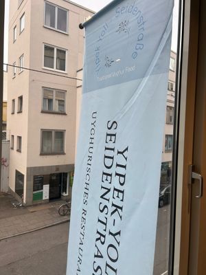 Blick nach außen  at Yipek Yoli in Stuttgart