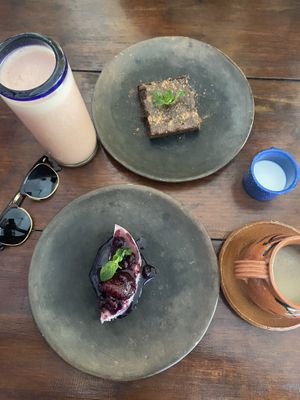 Vegan Cheesecake, brownie, smoothie and coffee  at Vegetariano Mar y Tierra in Tulum