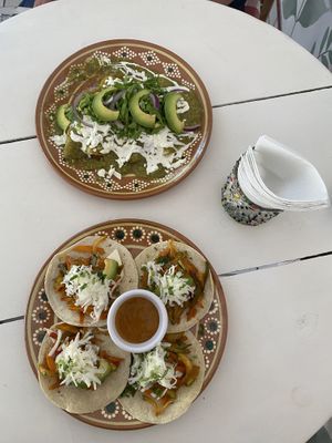 Celui du haut est végétarien (avec les avocats)  at Vegetariano Mar y Tierra in Tulum