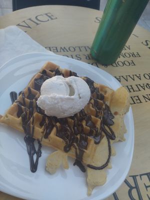 Gofre vegano con nutella vegana y helado de coco vegano (7.60€) at Ice Queen Gelato in Athens