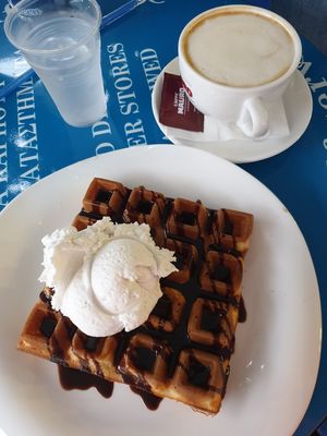 Waffel mit kokoseis at Ice Queen Gelato in Athens