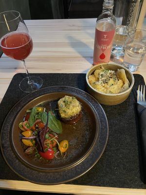 Juicy Marbles med potatisgratäng och rödvinssås  at ÖUR in Stockholm