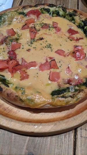 Genovese pizza at Paprika Shokudo Vegan in Osaka