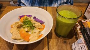 Green smoothie and gluten-free bowl at Paprika Shokudo Vegan in Osaka