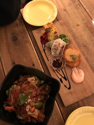 rice bowl(ca.1200¥) and double(!) appetizers plate which costed 900¥ each, so we ended up paying 1800¥ for two slice fried potato, two gyozas and two small pieces of cold vegan omelette  at Paprika Shokudo Vegan in Osaka