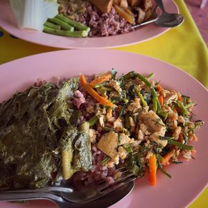 Purple rice with 2 toppings from ALL VEGAN buffet selection (total 35 TBH, oct 2024)  at Pho Jan vegetarian in Phetchabun