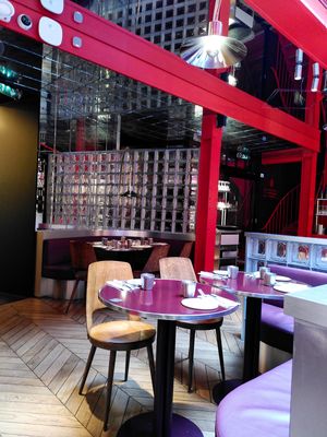 Eat-in space at Maslow - Temple in Paris