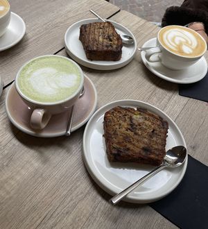 Matcha mit Hafermilch und veganes Schoko Bananenbrot  at Haven in Annecy