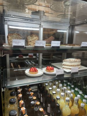 Theke mit klar gekennzeichneten veganen Kuchen  at Haven in Annecy