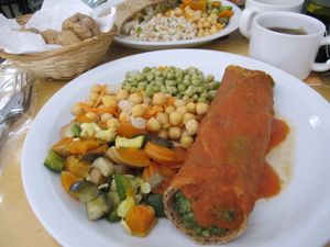 spinach roll with vegetables and chickpeas at Uriel in Cordoba