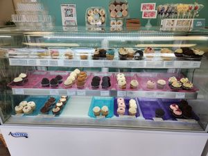 Cupcakes at Hollywood Baked Goods in Kirkland