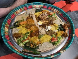 Repas 90% vegan, partagé avec des omnivores  at Messob in Lyon