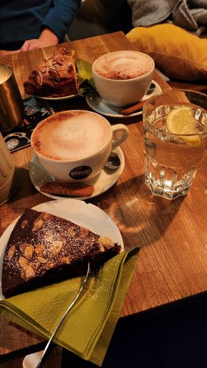 Schoko-Mandel-Kuchen, Apfel-Walnuss-Kuchen, heiße Schokolade mit Hafermilch at Vegi in Tubingen