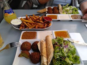 Sehr leckere Falafel mit tollen Saucen at Vegi in Tubingen