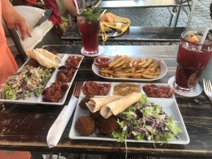 Falafelteller mit Pommes und Frühlingsschorle at Vegi in Tubingen