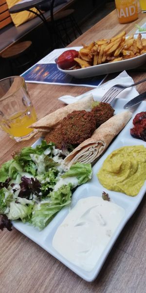 Falafel-Teller mit Sesam-dip, Mango-Chutney und Auberginen-dip at Vegi in Tubingen