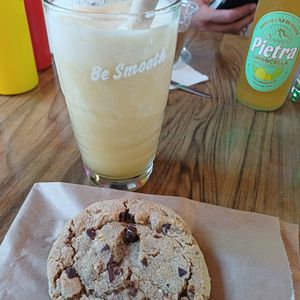 Das Dessert: Schokocookie und Tropical Smoothie, letzterer superfrisch zubereitet und mega lecker. Außerdem ein Pietra Limoncella (und ein Mousse au Chocolat). at Green Farmer's in Ajaccio