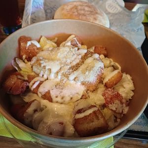 Caesarsalat mit frittierten Croutons, veganen paniertem Chicken und "Parmesan" auf einem Bett aus grünem Salat und Tomaten. Auch lobenswert: das vegane Jogurtdressing :) at Green Farmer's in Ajaccio
