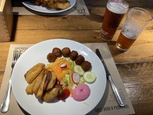 Falafel achtige balletjes met gewoon goede salade en knapperige aardappel partjes   at Upcycle Milano Bike Cafe in Milan