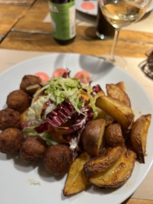 Polpette vegane e patate arrosto con mayo rosa vegana  at Upcycle Milano Bike Cafe in Milan