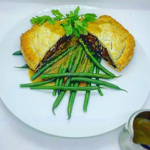 “Wellington” vegano (un hojaldre con setas portobello, arandanos, nueces y espinacas), servido con purée de patatas, broccoli y salsa “gravy” 12,90  at La Joya in Nerja