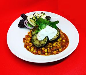 Plato Vegano Marroquí con garbanzos en tomate y berenjena en rodajas a la plancha, servido con yogur de soja con nueces y ajo y ensalada (sin gluten, disponible vegano) 9,90  at La Joya in Nerja