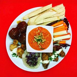 Plato vegano con albóndigas suecas, tofu rebozado, hummus de alubia roja con pimiento rojo y nueces, crudités, koftas de lenteja, raviolis, pan de pita y mayonesa al limón 19,90 at La Joya in Nerja