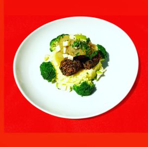 Albóndigas veganas con salsa de cidra de manzana, purée de patatas y broccoli (Sin gluten) 11,90

Vegan Meatballs with apple cider sauce, mash and broccoli (gluten free) 11,90 at La Joya in Nerja