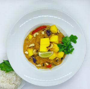 Salteado tailandés vegano al curry amarillo con tofu ecológico y mango o servido con arroz basmati (sin gluten, suave) 11,90 at La Joya in Nerja
