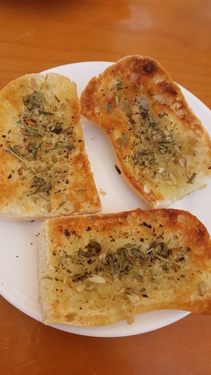 Delicioso pan de ajo at La Joya in Nerja