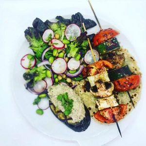 Sumac infused vegetable skewers, served with baba ganoush (aubergine and coriander houmus) and edamame salad. Served with vegan flatbread (12.90€) at La Joya in Nerja