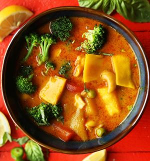 Curry Vegano Thai de Coco Amarillo con Mango servido con arroz basmati (GF) 11.90 € at La Joya in Nerja