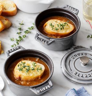 Sopa de cebolla francesa con tomillo fresco, queso y picatostes (opción sin gluten disponible) 5,90 €

French onion soup with fresh thyme, cheese and croutons (GF option avail at La Joya in Nerja
