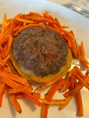 
Sfogliatina di crespelle di farina di ceci, scarola, pomodori secchi e crema alle olive, con carotine aromatizzate alla menta at Il Lughino in Seregno