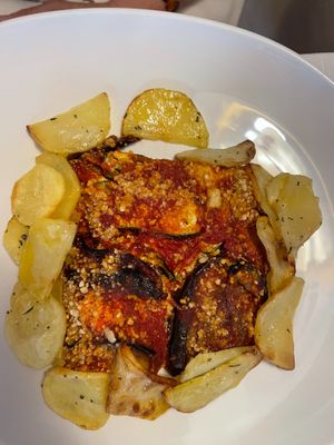 Millefoglie di melanzane, zucchine, pomodoro e tofu, con patate al forn at Il Lughino in Seregno