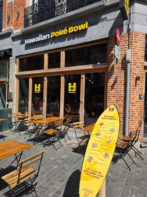 Outdoor seating at Hawaiian Poké Bowl - Leuven Tiense XL in Leuven