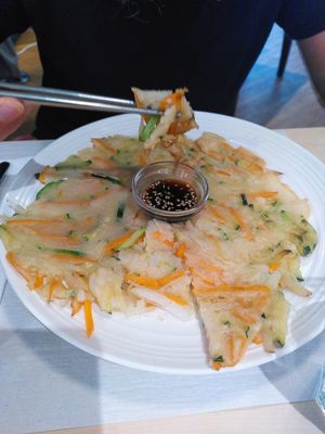 Pancake ohne kimchi, dafür mit zucchini. Riesige portion at Seoul Station in Luzern
