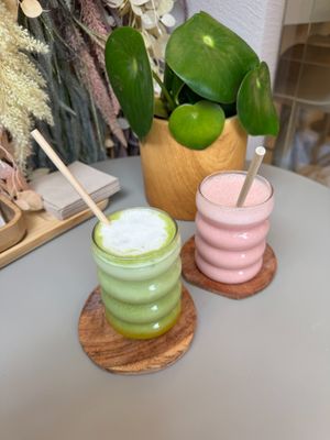 Matcha collagen latte + Strawberry/banana smoothie at Pura Vida Açaí in Valencia