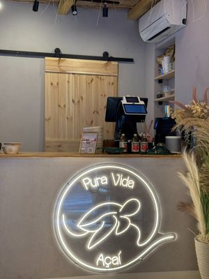 Counter at Pura Vida Açaí in Valencia