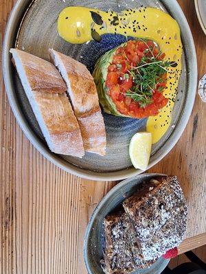 Avocado-Tatar und Bananenbrot at Cotidiano Hauptplatz - Villach  in Villach