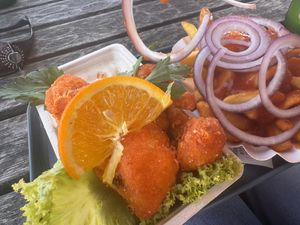 Angeknabberter Kibbeling und Pommes mit Ketchup und Zwiebeln  at Fischers Fritz Langeoog in Langeoog